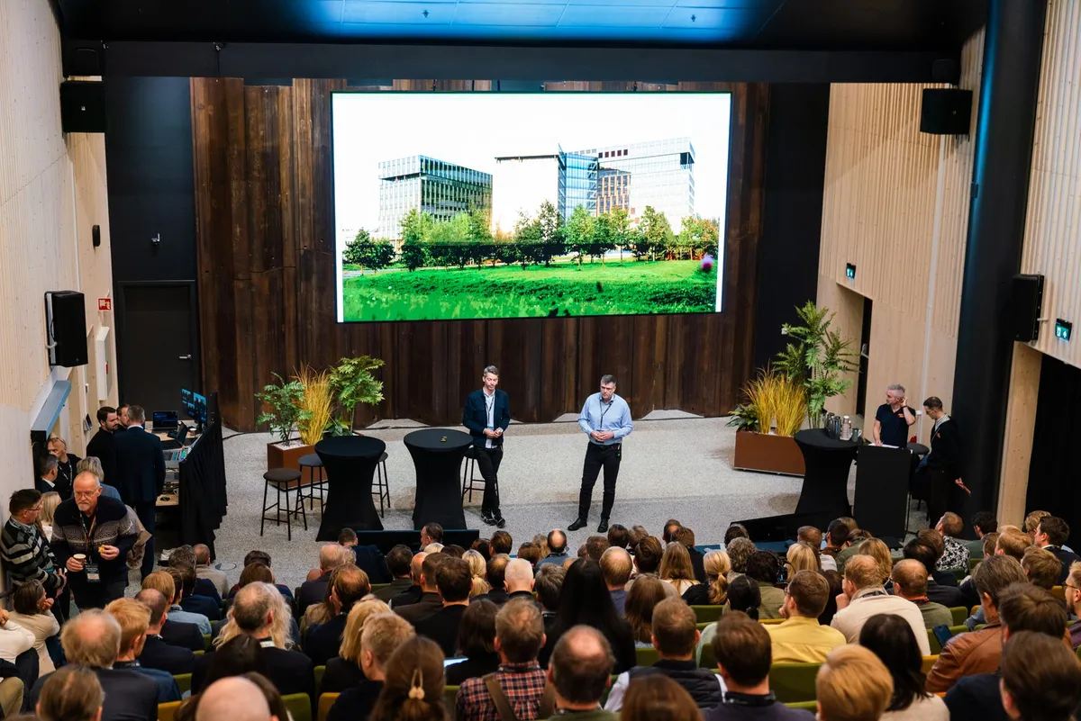 Full sal i PropTech Auditorium, med Construction Citys digitale tvilling på storskjermen