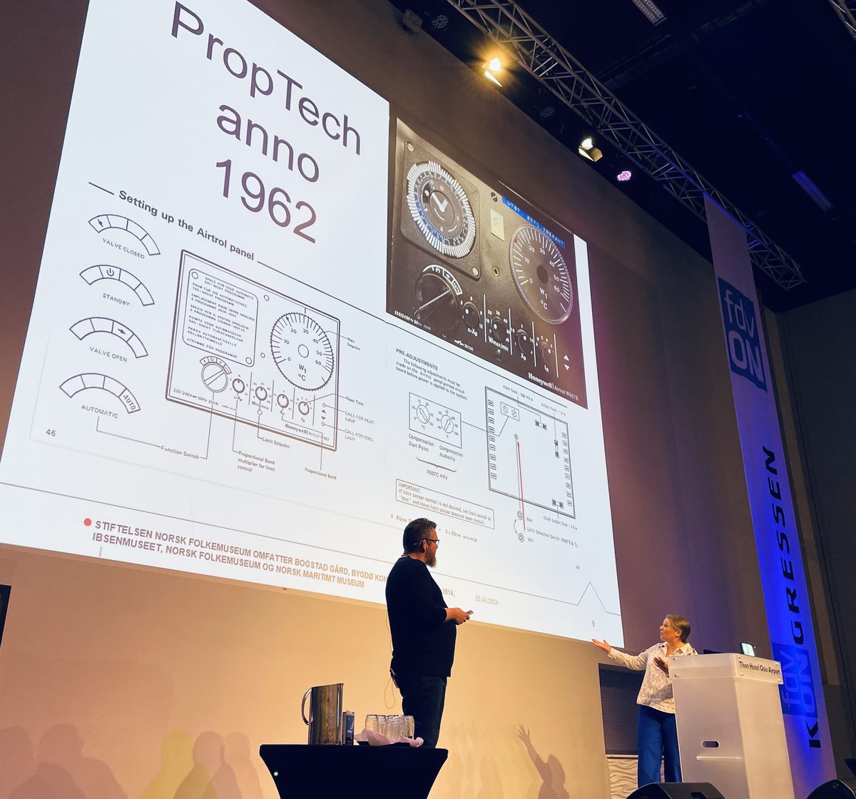 Ragni Haakenstad og Atle Husabø på scenen foran sliden «PropTech anno 1962»