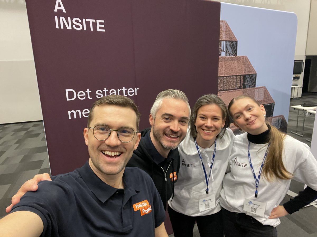Selfie med Martin, Tommy og to fra Å Insite foran standen «Det starter med energidata»