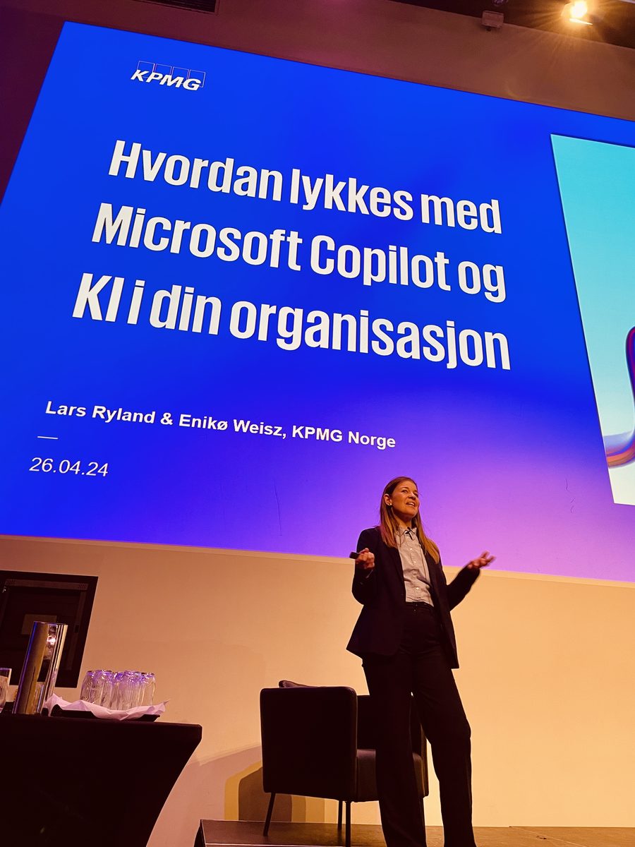 KPMG på scenen foran tittelsliden «Hvordan lykkes med Microsoft Copilot og KI i din organisasjon»