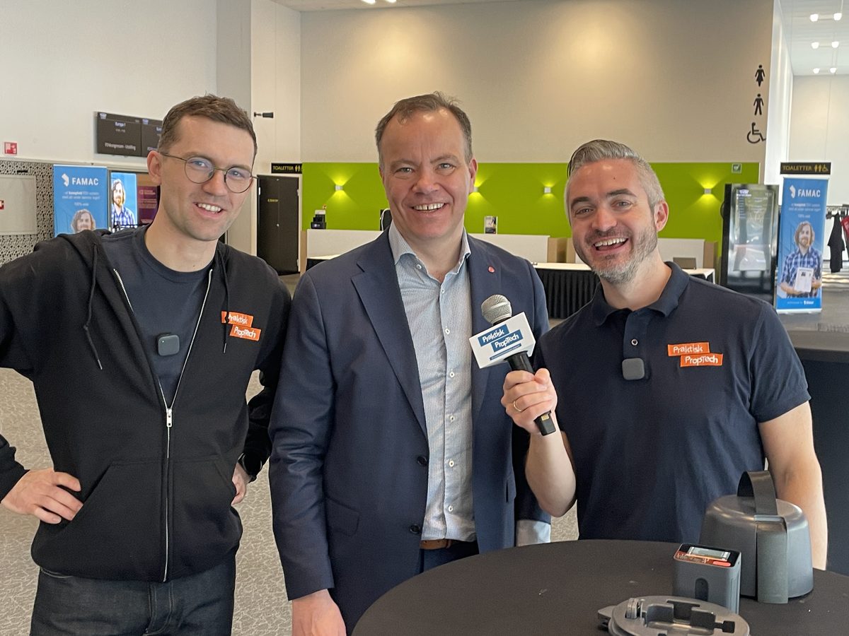 Martin og Tommy intervjuer en deltaker med Praktisk PropTech-mikrofonen