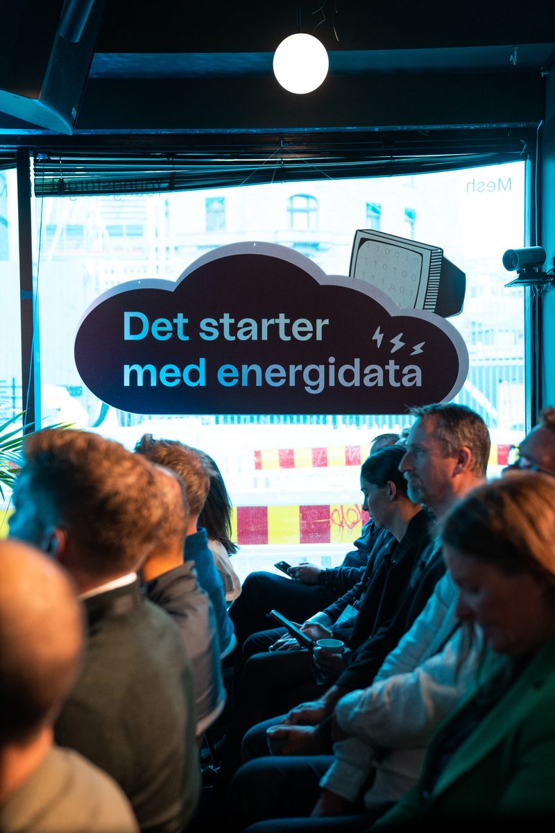 Skiltet «Det starter med energidata» over publikum