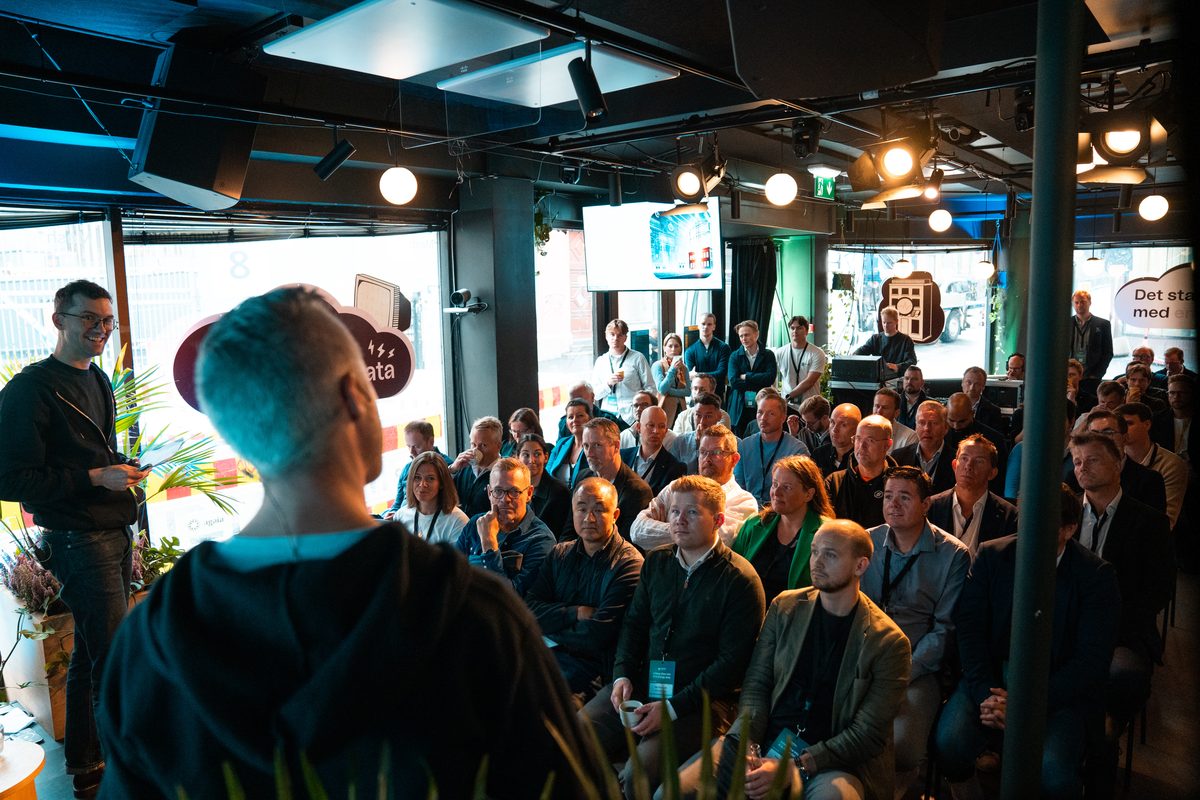 Fullt publikum foran energiscenen, sett bakfra