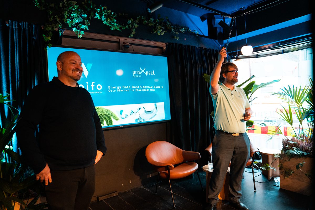 Andre Ibenholt og Dan Richard Isdahl-Engh på scenen foran Veifo- og ProXpect-sliden