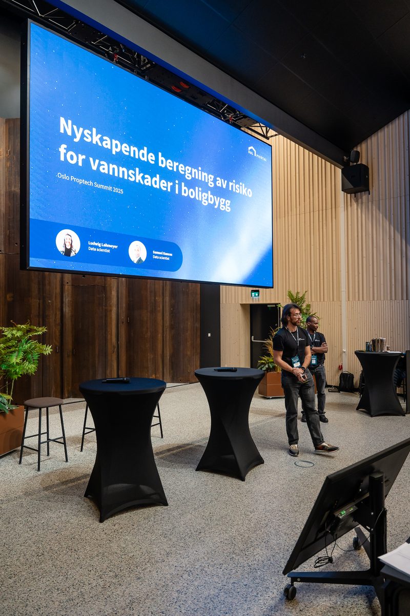 BBL Pivotal på scenen foran sliden «Nyskapende beregning av risiko for vannskader i boligbygg»