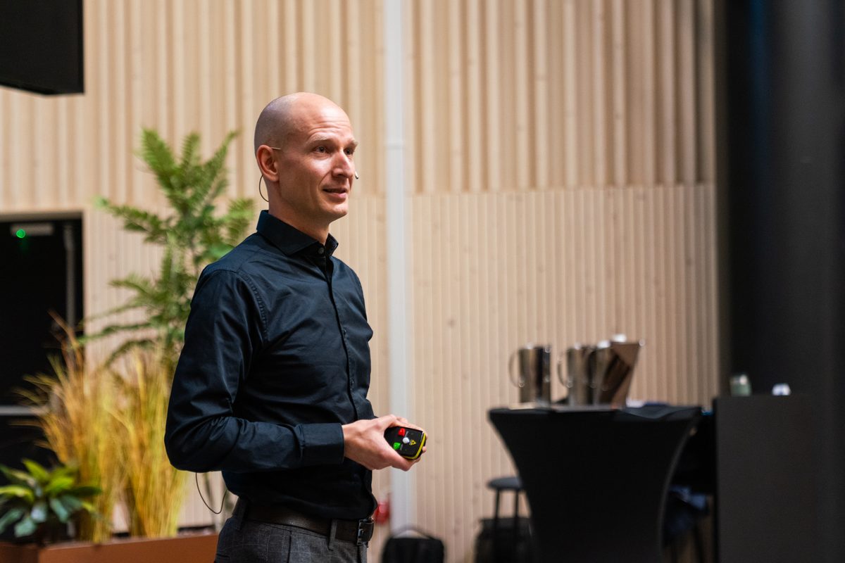 Edgeir Aksnes fra Tibber på scenen