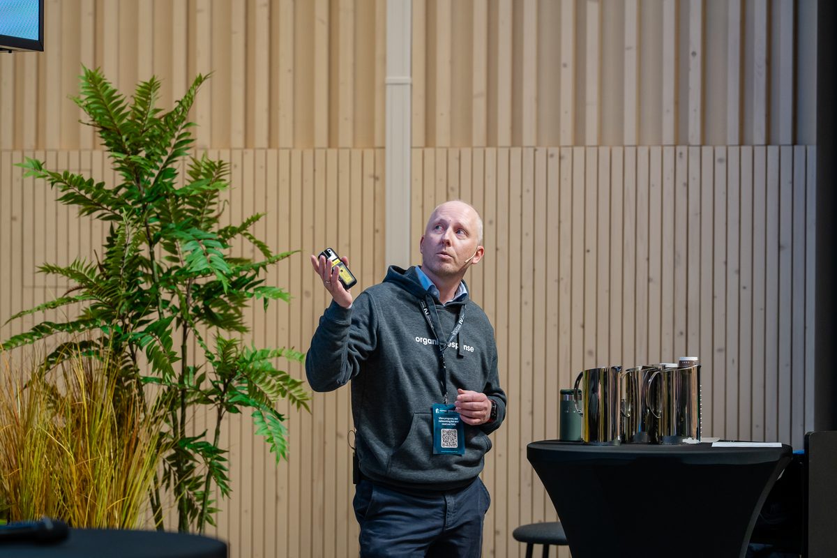 Henrik Berg fra Fagerhult holder opp en sensor