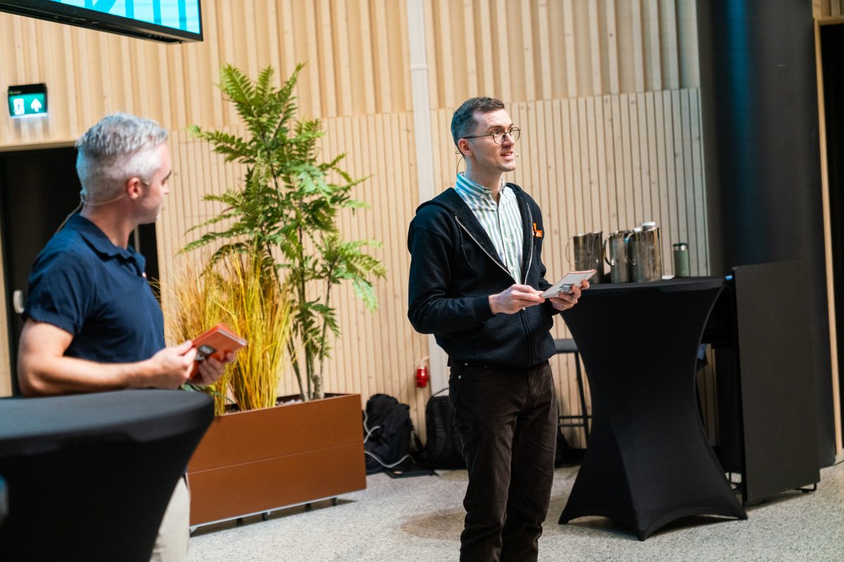 Martin og Tommy på scenen i PropTech Auditorium