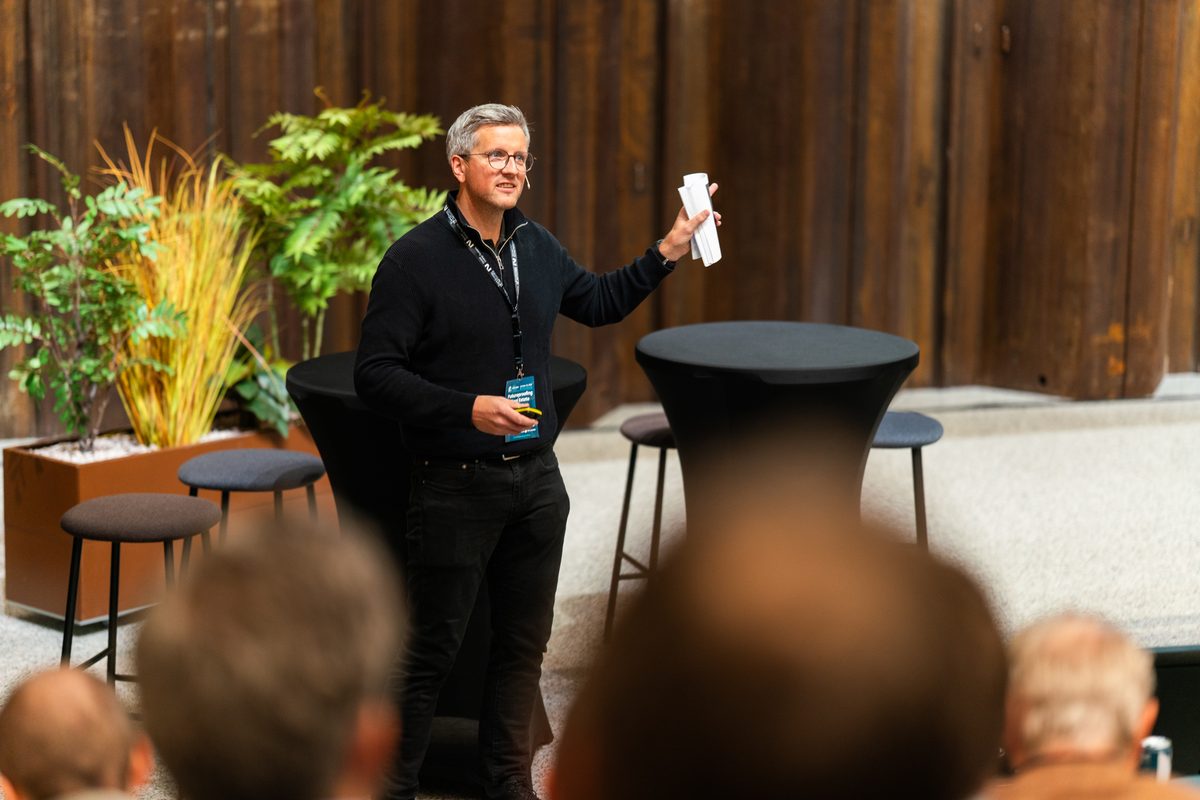 Sindre Gundersen på scenen med papirer i hånda