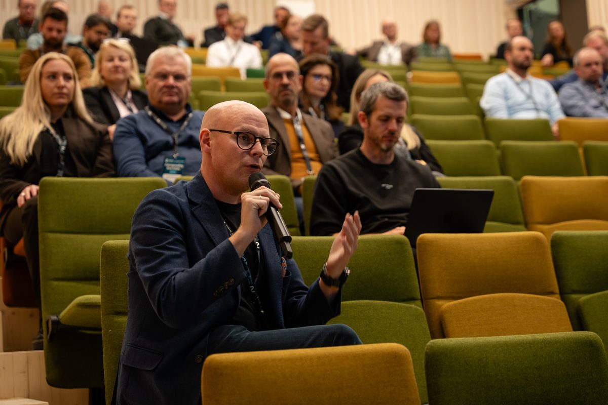 En tilhører stiller spørsmål med mikrofon fra salen