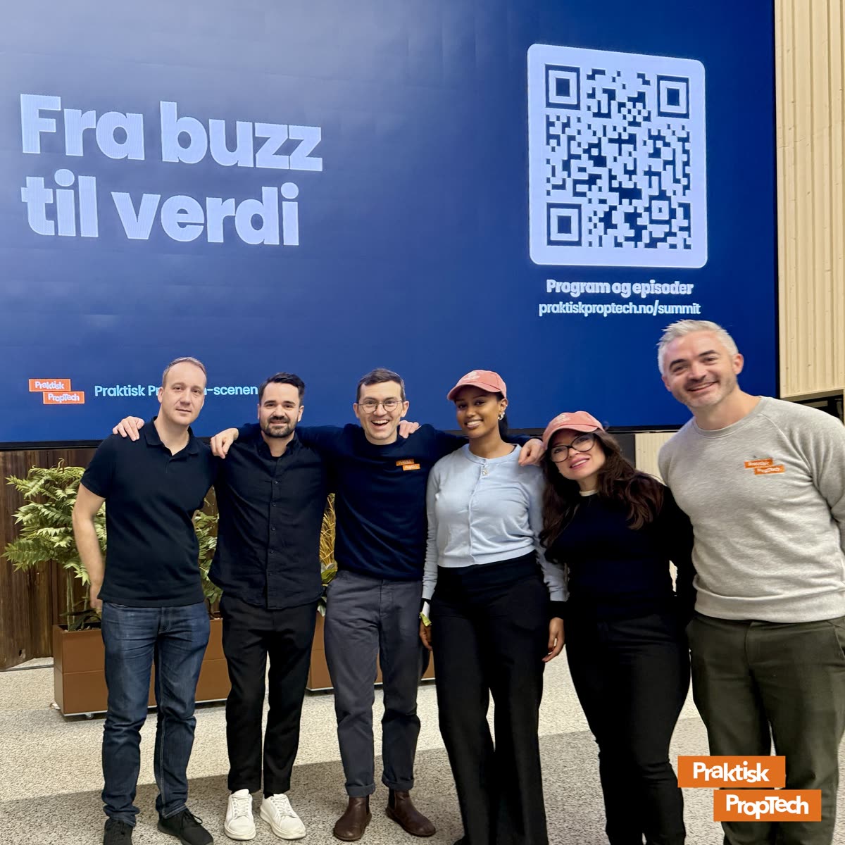 Crewet på Praktisk PropTech-scenen: Martin, Tommy, produksjonen fra Fieldwork og to frivillige i rosa caps
