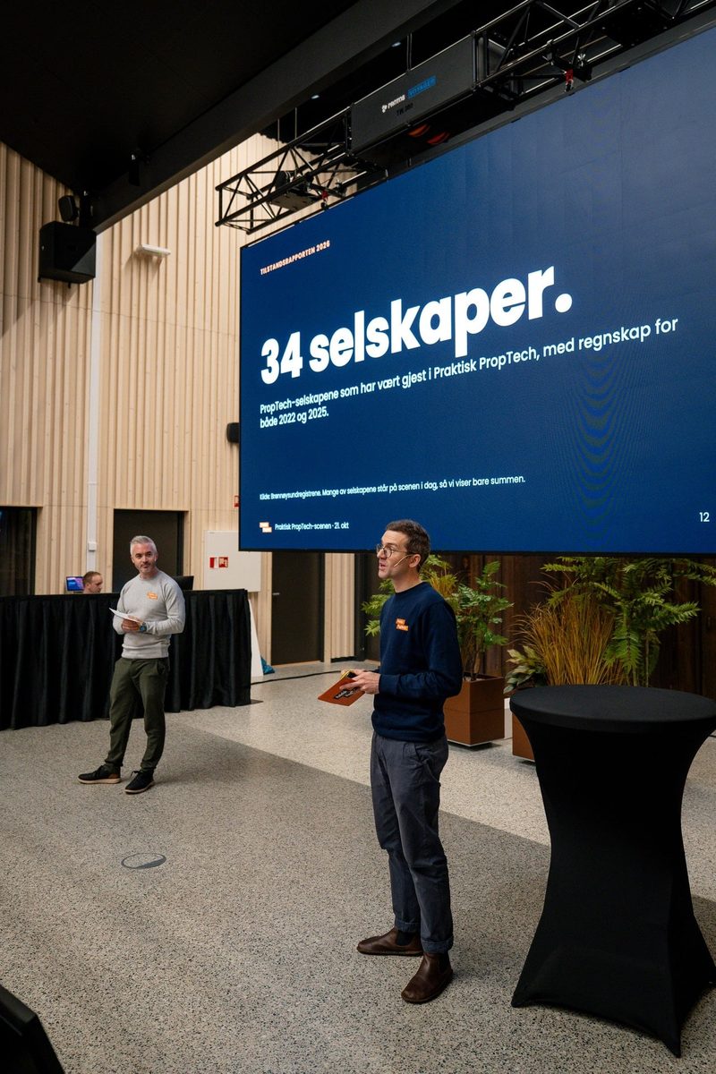 Tommy og Martin på scenen foran sliden «34 selskaper.»