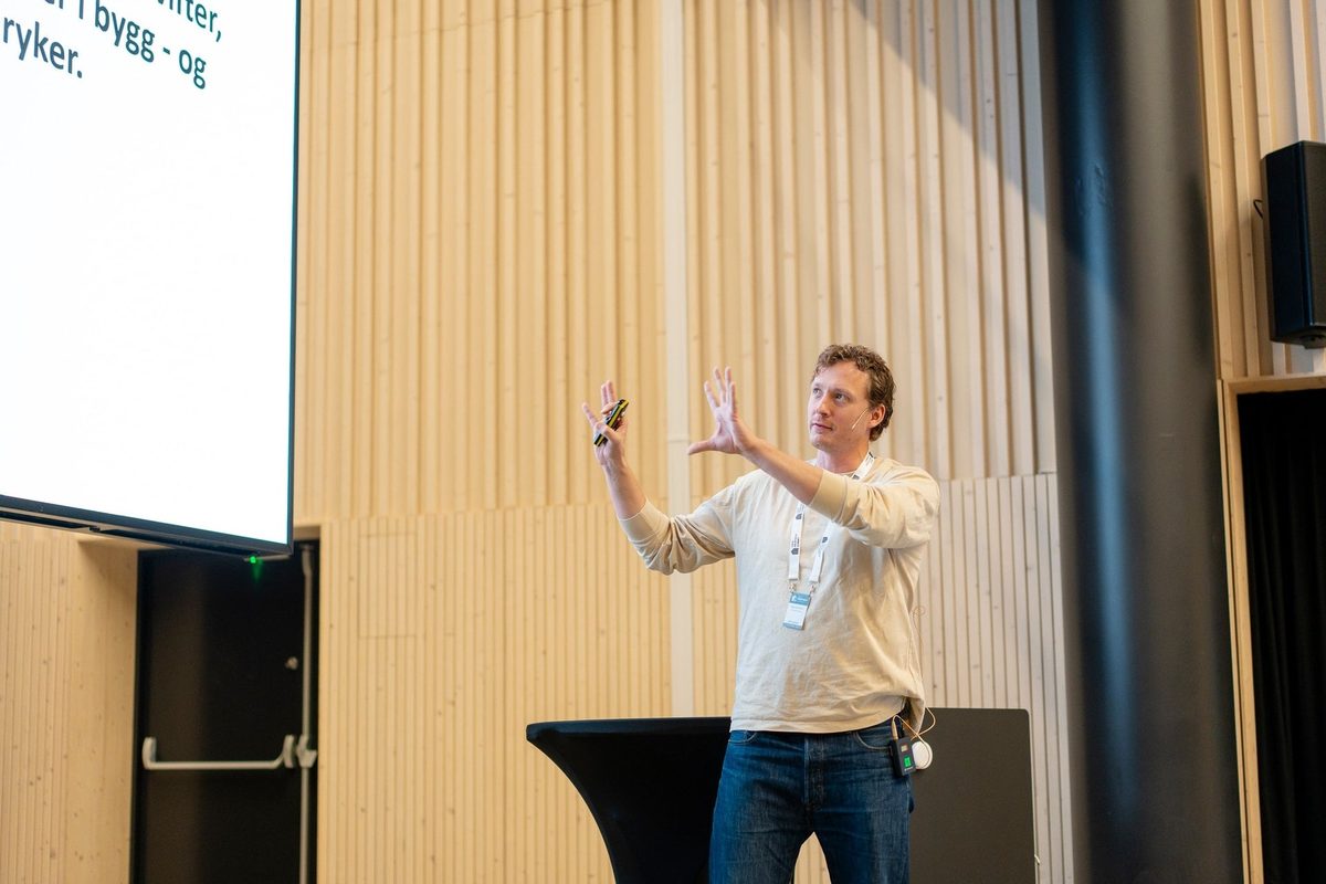 Henrik Grini fra Soundsensing forklarer med begge hendene foran storskjermen