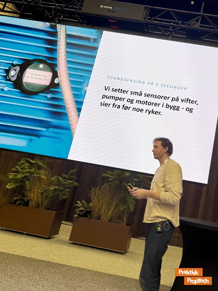 Henrik Grini fra Soundsensing på scenen foran en slide om sensorer på vifter og pumper