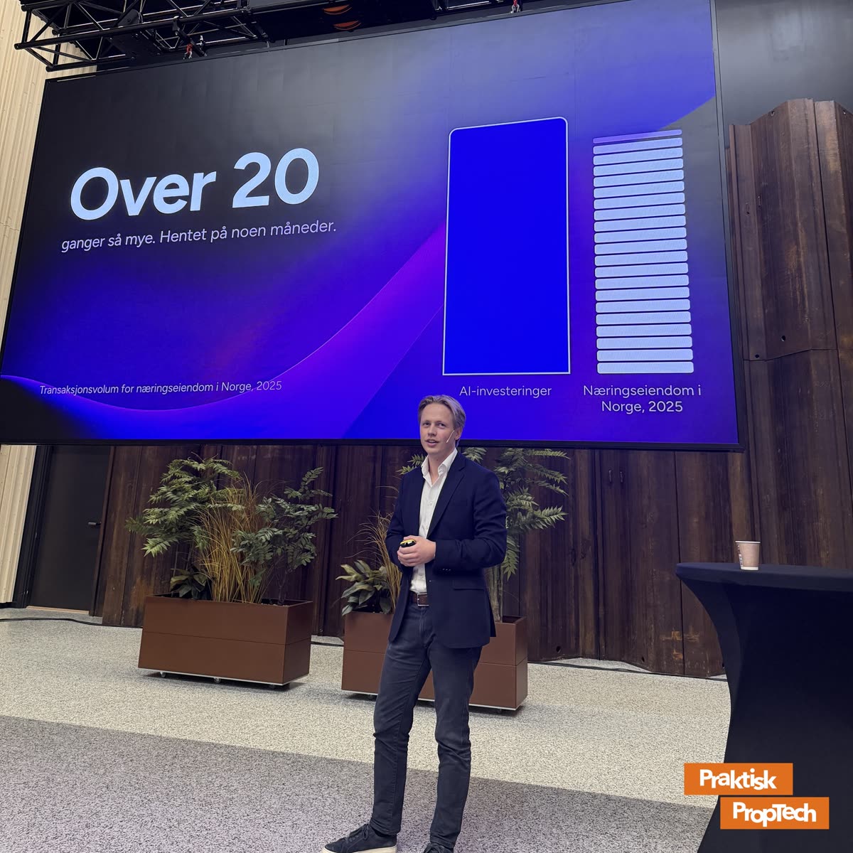 Kristoffer Moe Lundquist fra Propely foran sliden «Over 20»